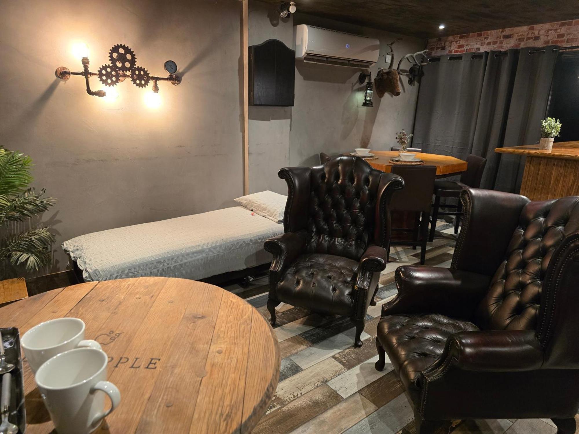 Apartamento The Pub - Unique & Authentic Experience - Free Parking!, 5 Minutes From Airbus And The Mall Cribbs *