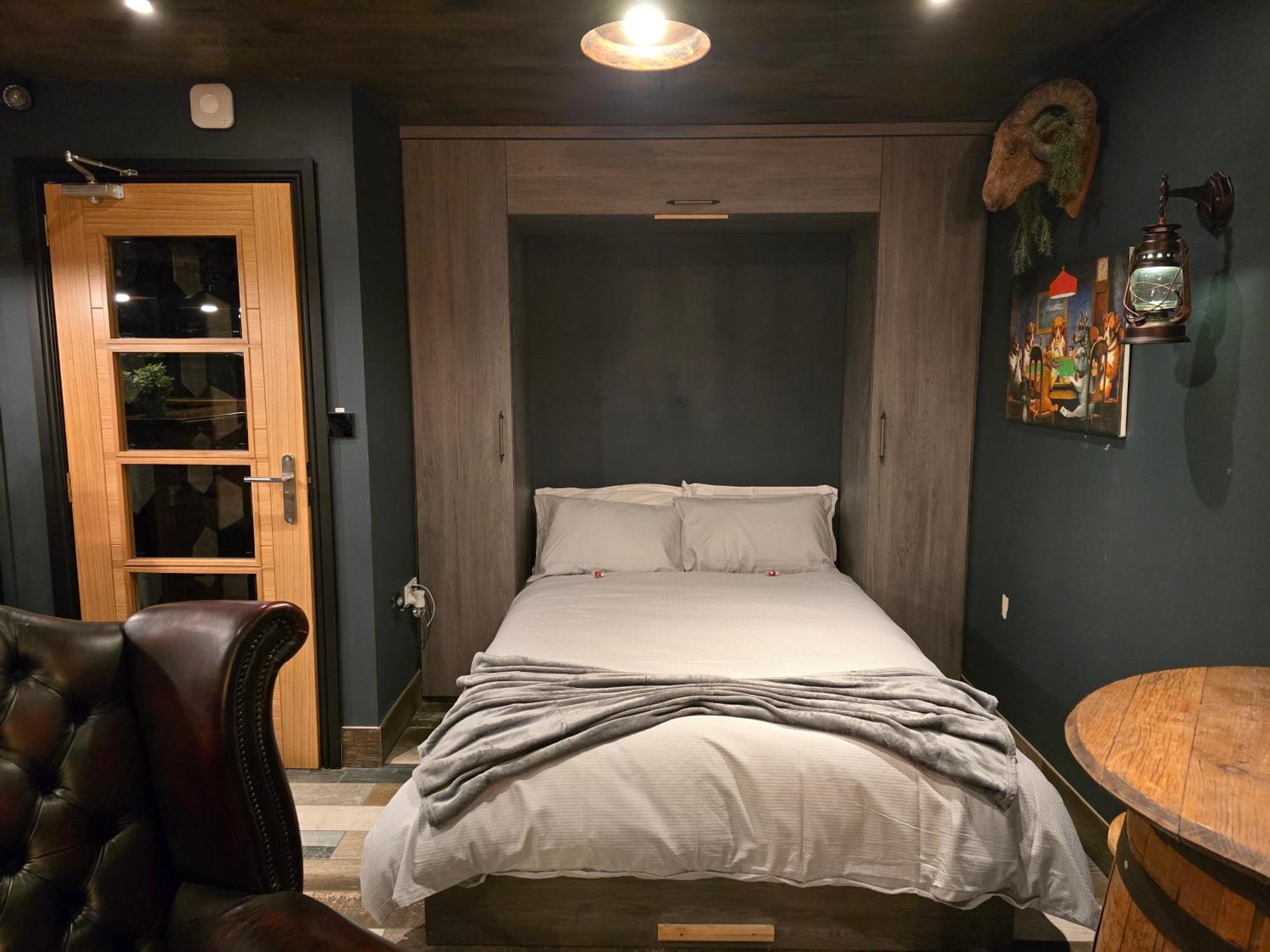 The Pub - Unique & Authentic Experience - Free Parking!, 5 Minutes From Airbus And The Mall Cribbs Apartamento Bristol