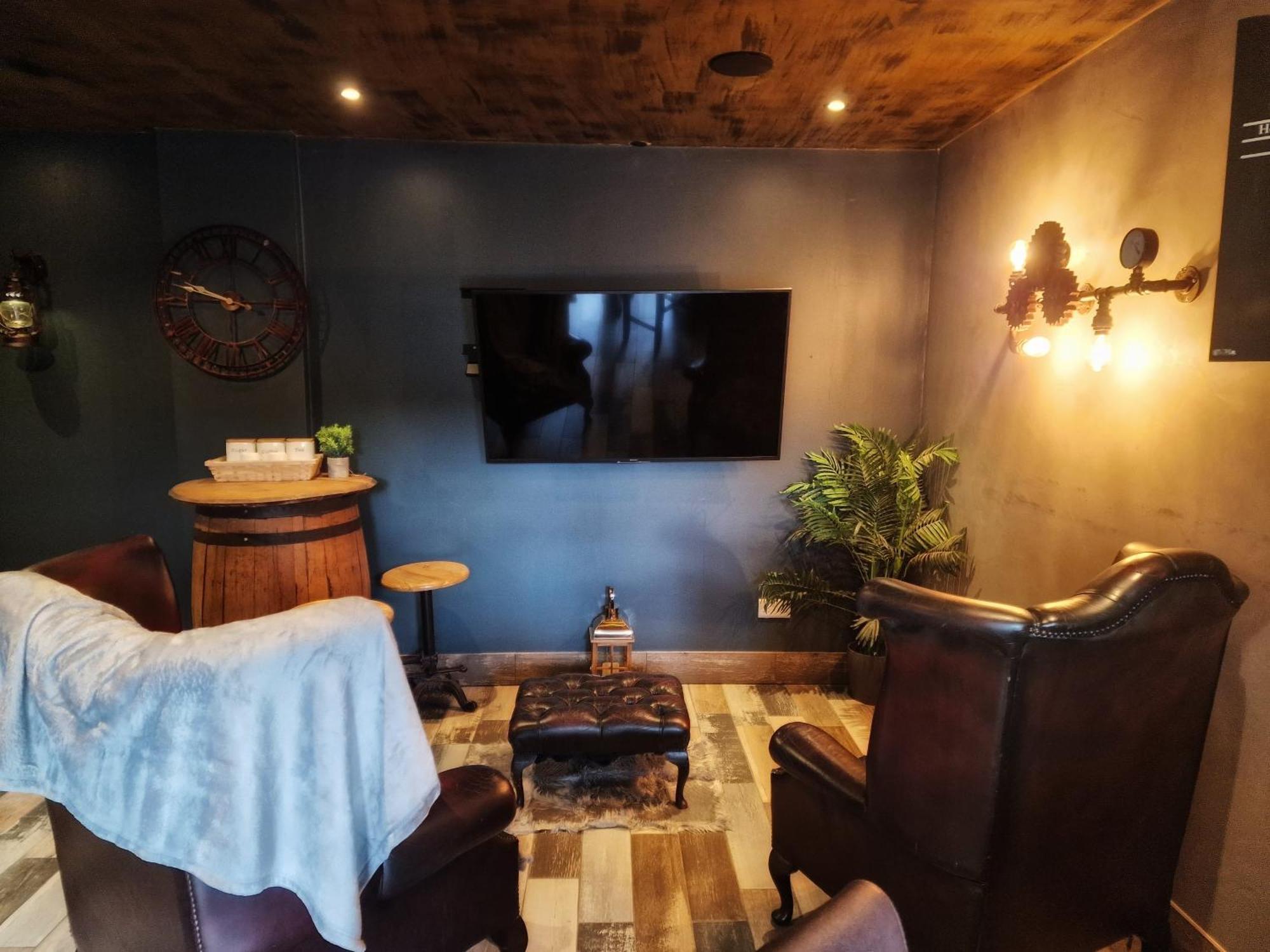 Apartamento The Pub - Unique & Authentic Experience - Free Parking!, 5 Minutes From Airbus And The Mall Cribbs Bristol