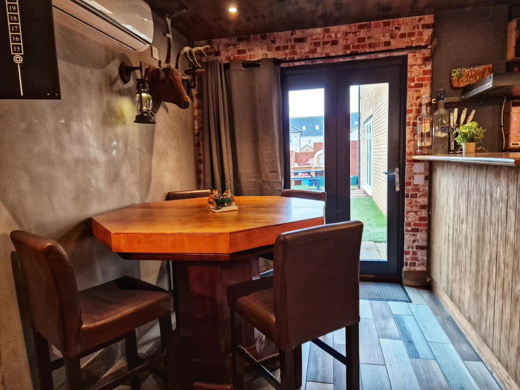The Pub - Unique & Authentic Experience - Free Parking!, 5 Minutes From Airbus And The Mall Cribbs Apartamento