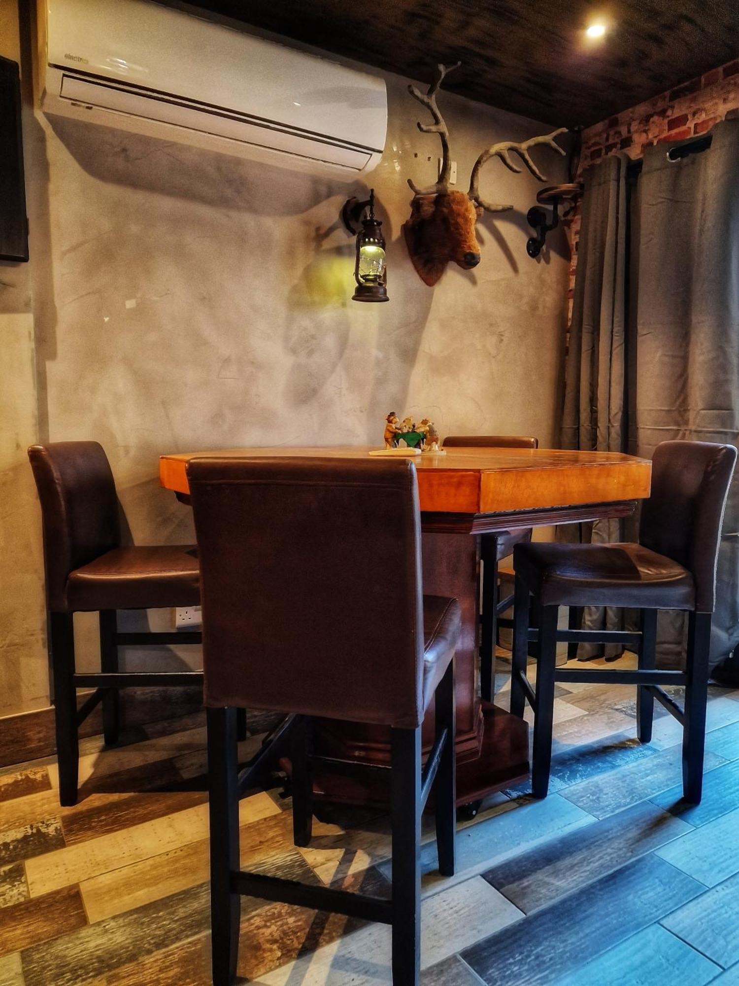 Apartamento The Pub - Unique & Authentic Experience - Free Parking!, 5 Minutes From Airbus And The Mall Cribbs *